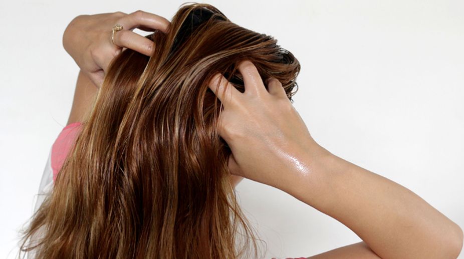 5 Tips Merawat Rambut Berminyak Secara Alami