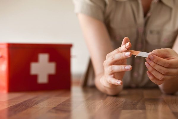 5 Cara Mengobati Luka Kecil pada Tangan dengan Cepat dan Aman