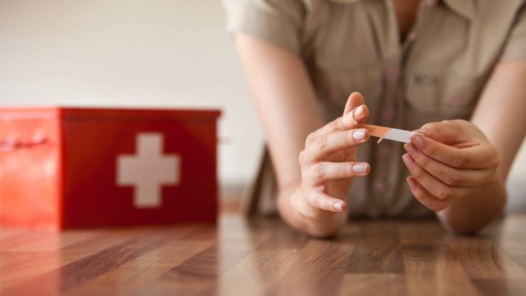 5 Cara Mengobati Luka Kecil pada Tangan dengan Cepat dan Aman