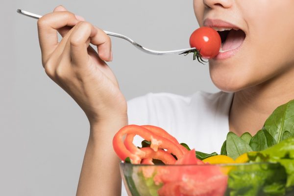 5 Tips Aman Makan Makanan Keras tanpa Melukai Rahang