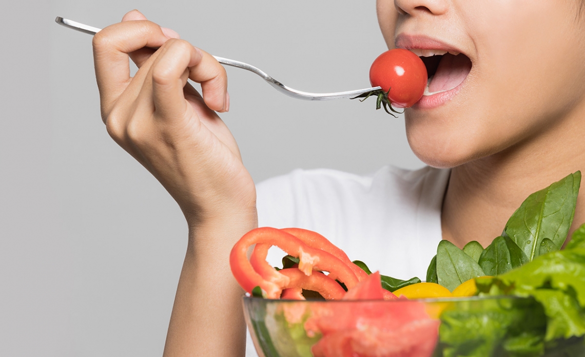 5 Tips Aman Makan Makanan Keras tanpa Melukai Rahang