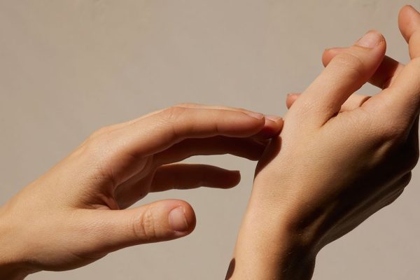 7 Cara Merawat Tangan Setelah Terpapar Bahan Kimia 7 Cara Merawat Tangan Setelah Terpapar Bahan Kimia