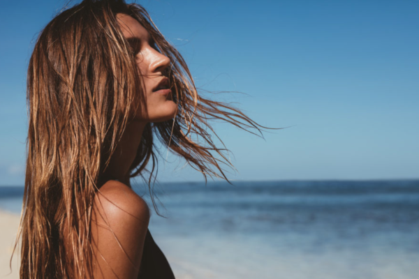5 Cara Menghindari Rambut Lepek Meski Cuaca Panas