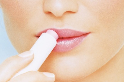 10 Bahan Alami Pengganti Lip Balm Kimia